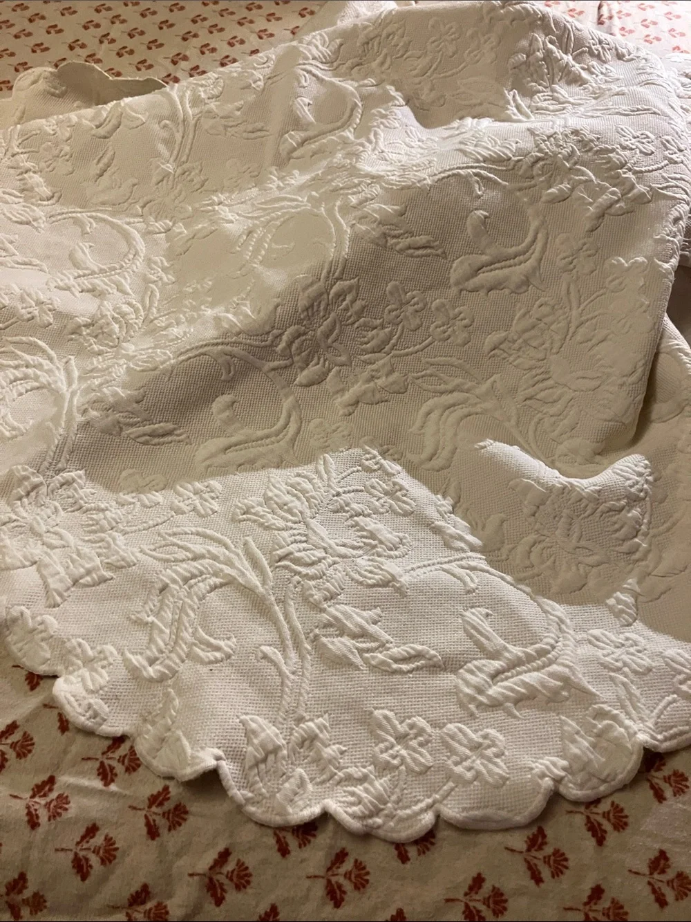 Cotton Matelasse floral bedspread Twin with scalloped edges